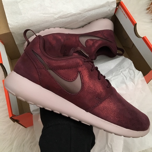Nike Shoes - NEW Nike Roshe One Premium Women’s Sneakers